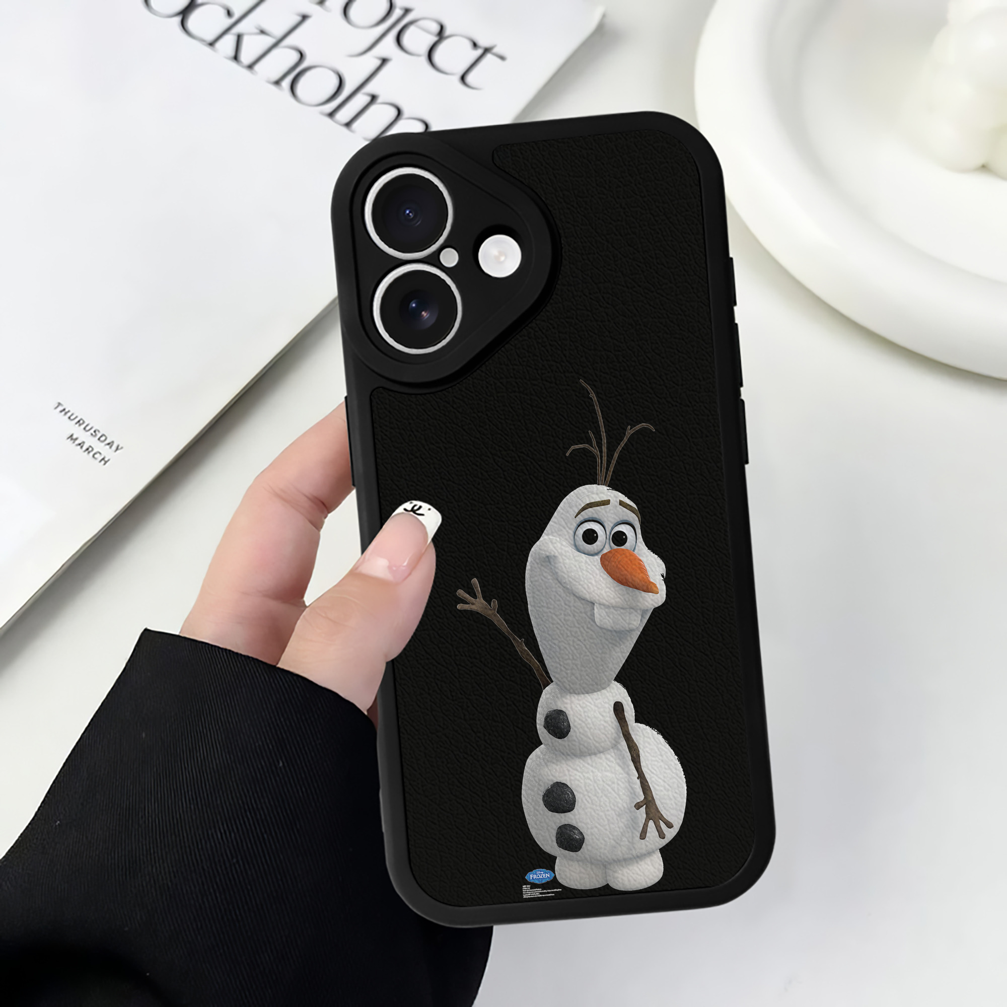 （画像用） アナと雪の女王 アンナ エルサ Frozen Anna Elsa 【iPhone 16シリーズ対応】シリコンスマホケース（レザー調） 材質：シリコン